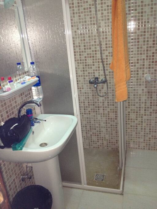 Neutral colors in bathroom