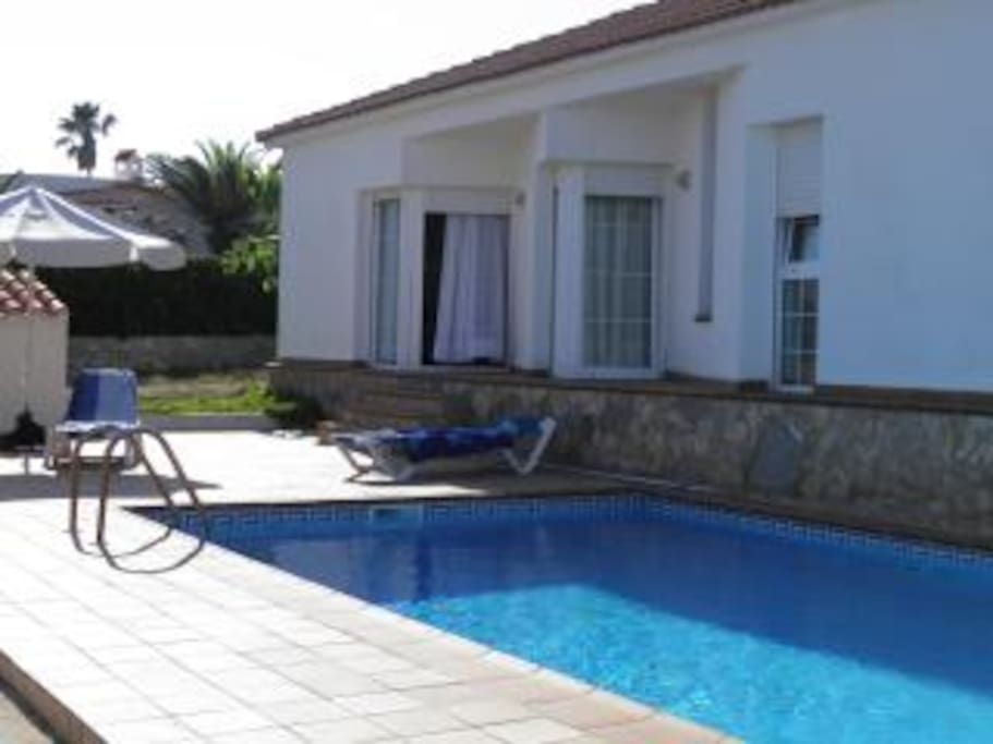 Todas las habitaciones dan a la piscina