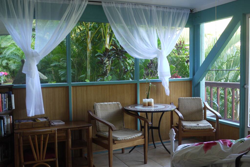 enclosed lanai with breakfast bistro nook
