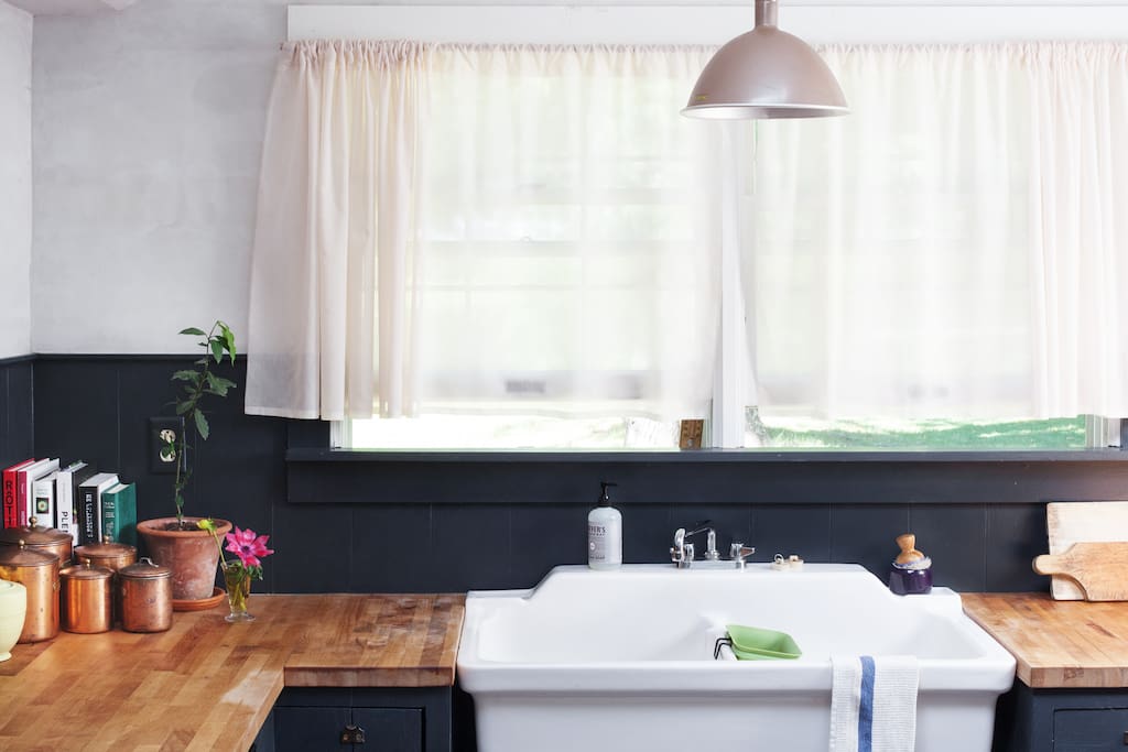 Vintage florist's sink in kitchen