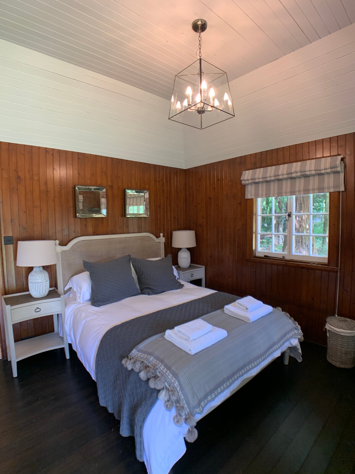 Голямо двойно легло , през отворете вратите с изглед към зеленина