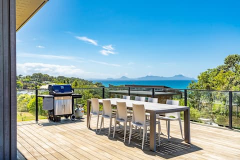 Langs Beach House - modern bach in prime location