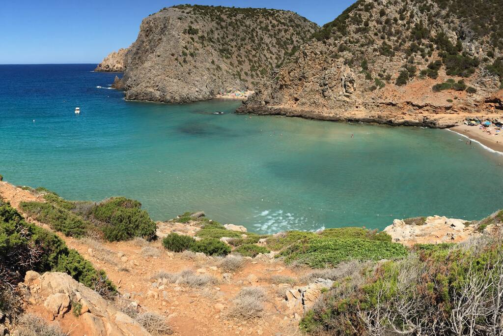 Stupende insenature per bagni di mare, sole e sabbia
