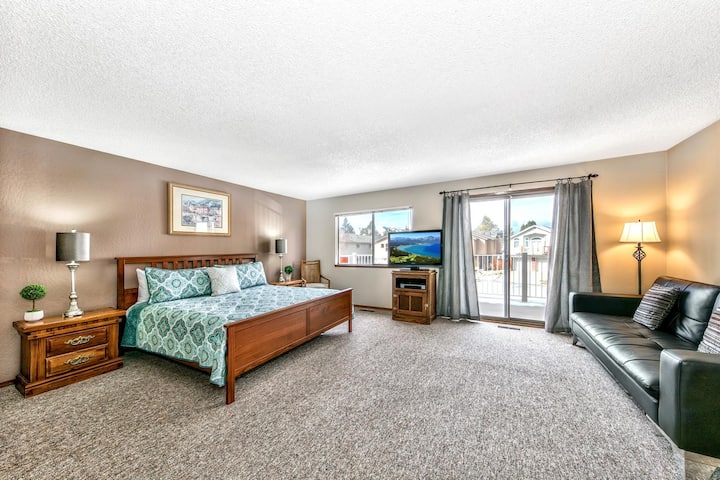 La chambre principale à l'étage dispose d'un lit king size, d'un futon, d'une télévision 40'' avec câble, d'une grande terrasse et d'une salle de bain attenante