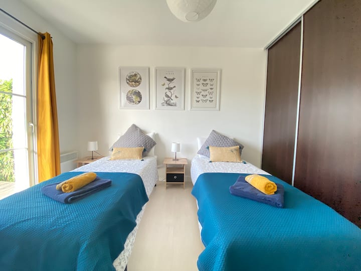 2 מיטות יחיד 80x200 מודולריות 160
ארון גדול שבו תמצאו גם עריסת תינוק, סדיני תינוק אינם מסופקים