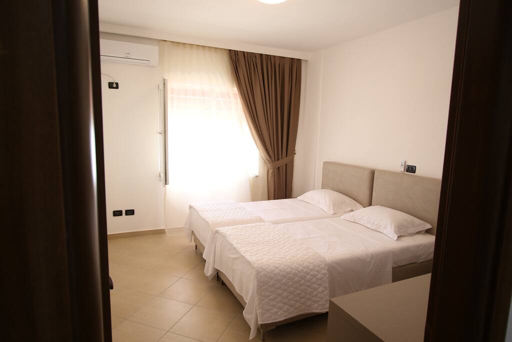 Bedroom with 2 single beds