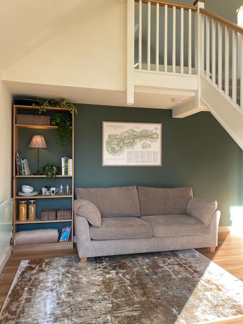 Top Airbnb: The perfect hideaway, nestled in the Surrey Hills. in Mole Valley