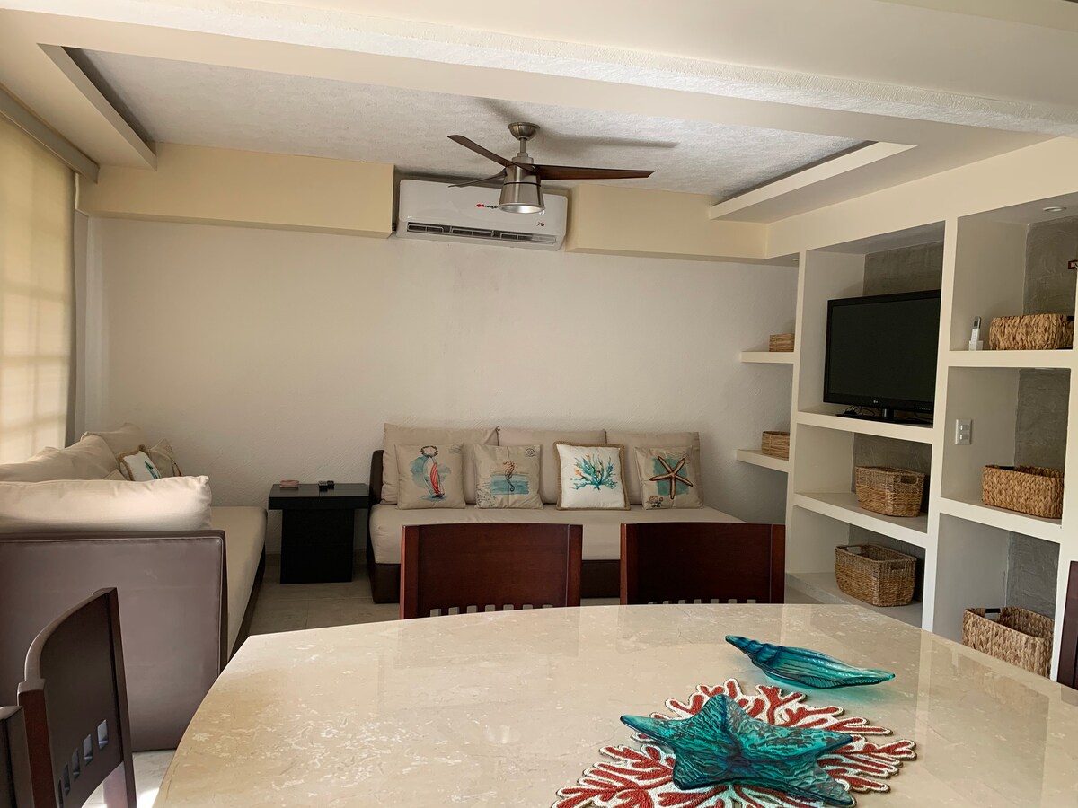 Sala con dos sofá cama
Wifi, tv (Roku), aire acondicionado y ventilador. 