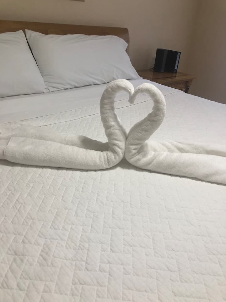 主卧配有2米宽双人床。