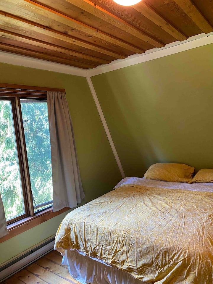 Tweede slaapkamer boven met queensize bed.