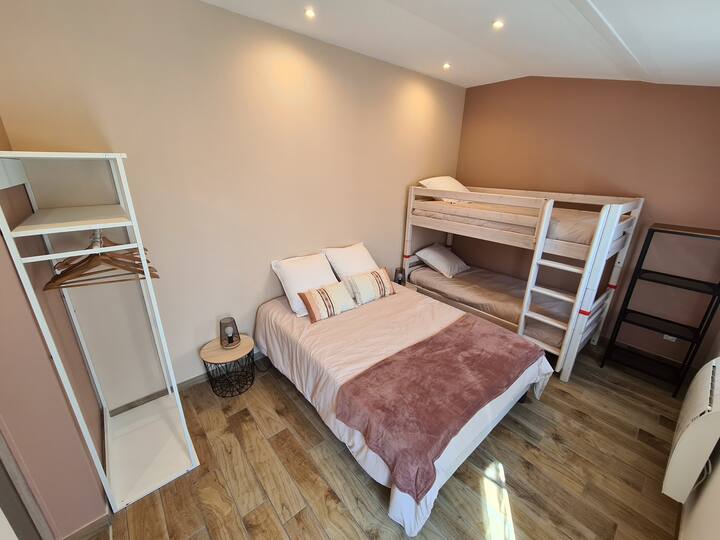 غرفة هافانا 4 أشخاص (18 مترًا مربعًا) سرير مزدوج 140 × 190 وسرير بطابقين 90 × 190