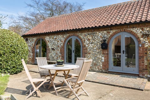 Top Airbnb: The Old Stables - perfect for visits to Norfolk in Docking