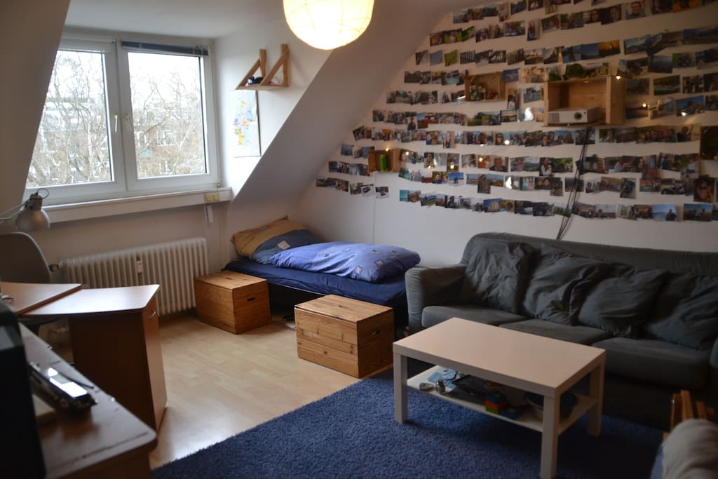 Bett und Couch als Schlafplätze