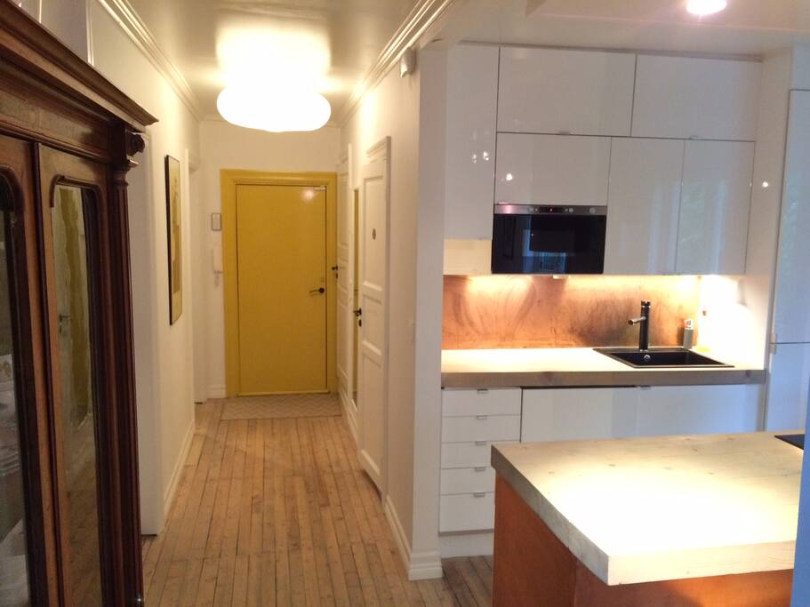 Open kitchen and hallway to the entrance door.