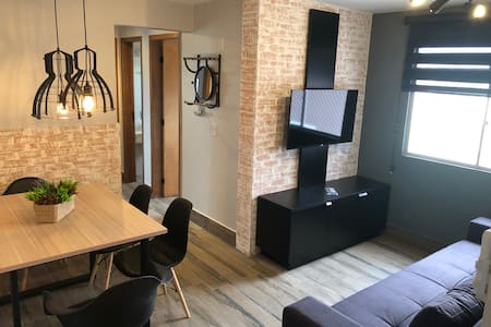 Apartamento confortável bem localizado.