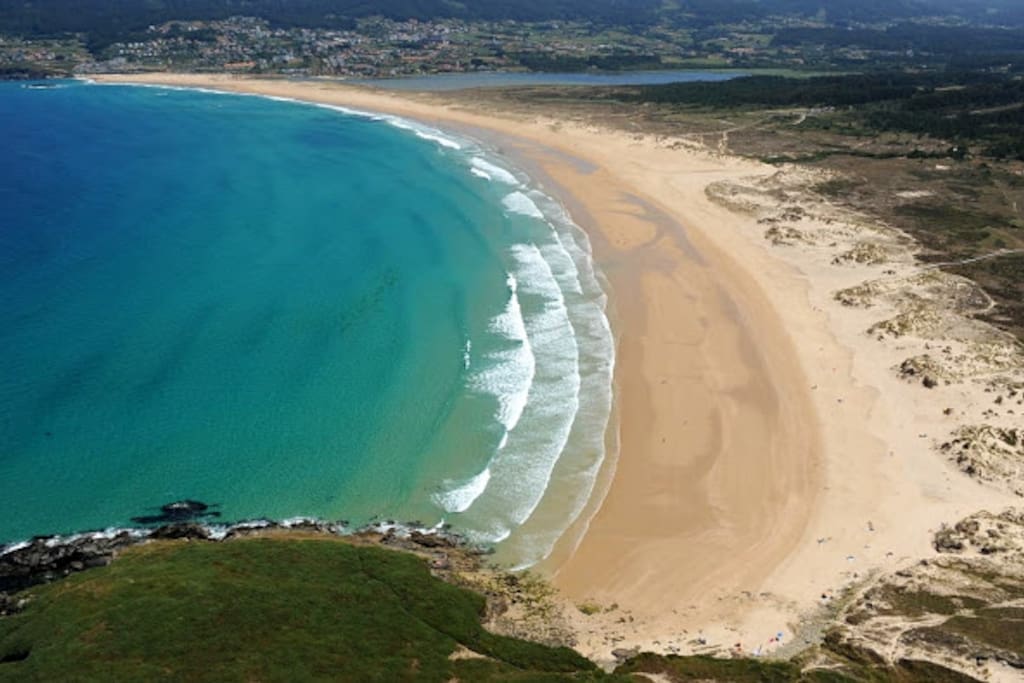 Vista de la playa de la Frouxeira distinguida con la bandera azul, tiene un largo de 3 km.