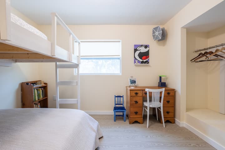 Спалня за гости 2 разполага с двуетажно легло: двойно легло отдолу, единично отгоре.