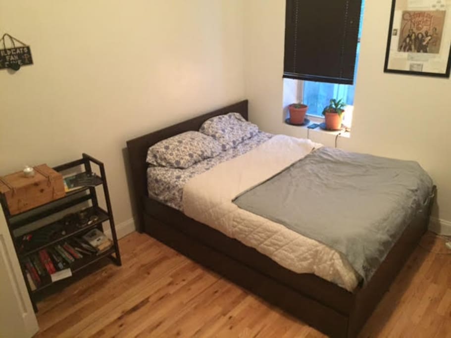 Queen size bed available in private room for guests. Air conditioning and heating controlled seperately in all rooms!