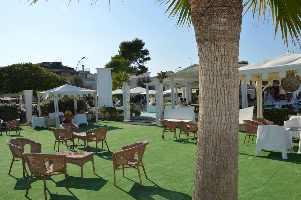 Stabilimento balneare convenzionato, Lido Azzurra, di fronte alla villetta