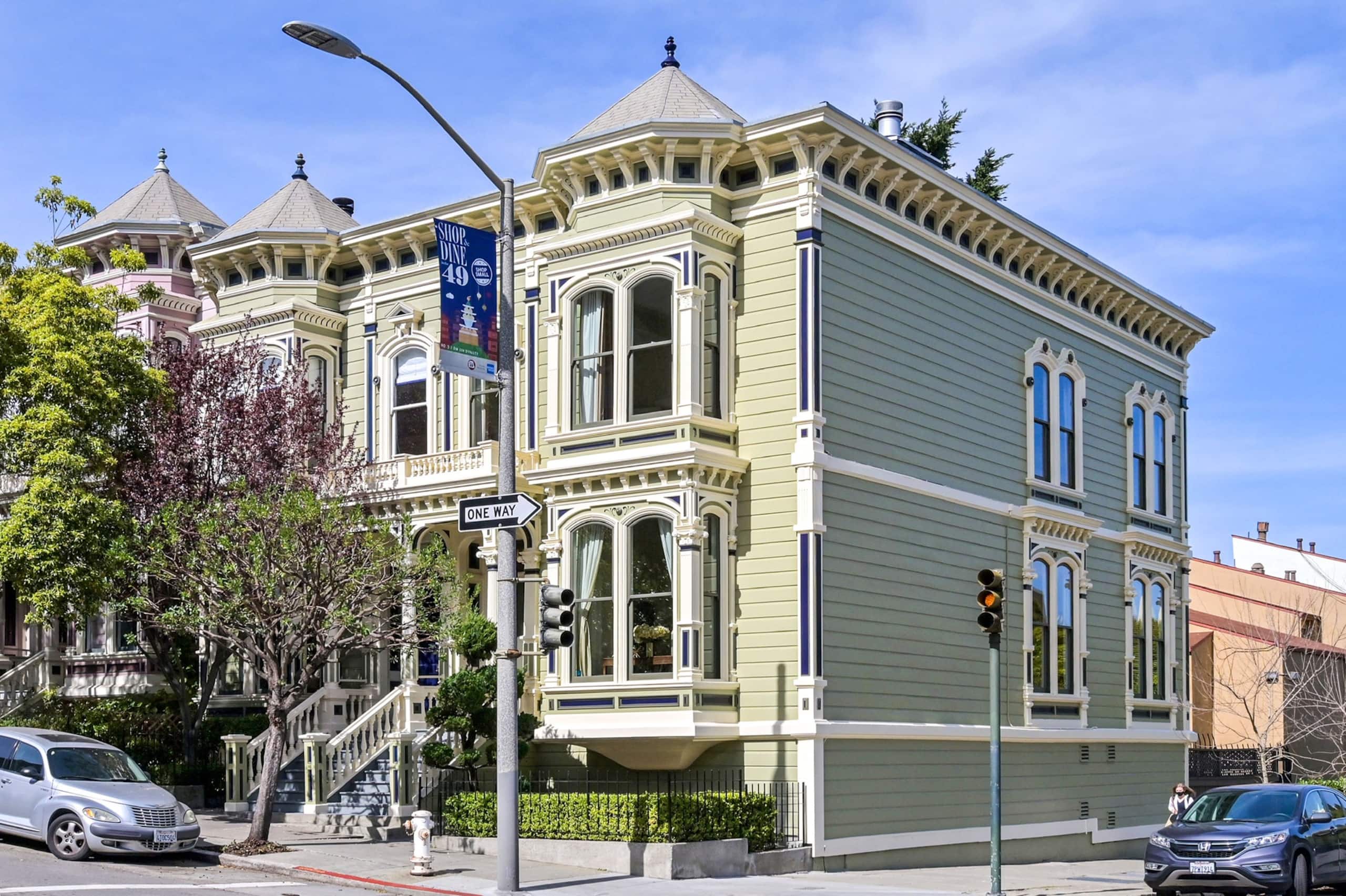Victorian Garden Suite Steps to Painted Ladies - Image 17