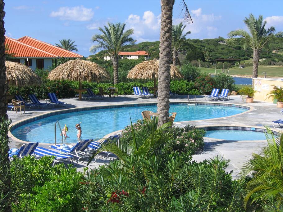 Zwembad Blue Bay Village