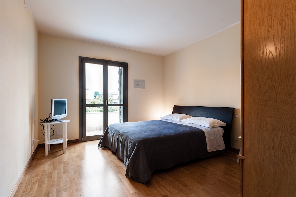 ห้องนอนพร้อมประตูหน้าต่างบนระเบียง