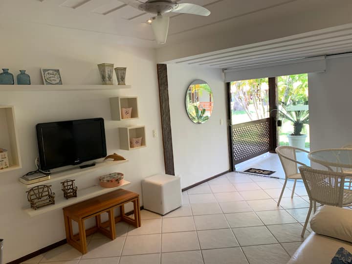 ห้องนั่งเล่นพร้อมทีวีพัดลมเพดานและเครื่องปรับอากาศแยกส่วน