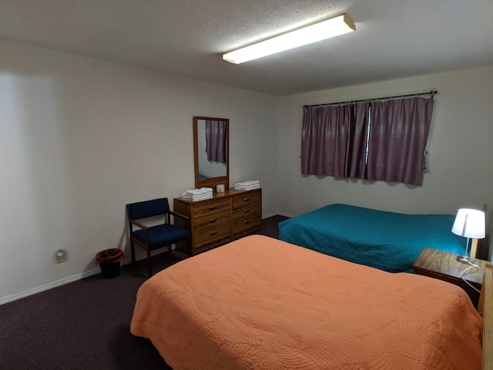 El dormitorio 1, tiene dos camas de tamaño completo con un baño en el interior. Estas camas de tamaño completo son de firmeza media. 