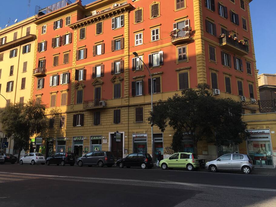 La facciata dell'edificio e le finestre dell'appartamento