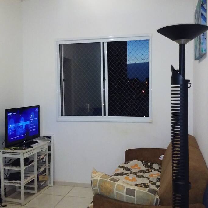sala com sofá cama e TV