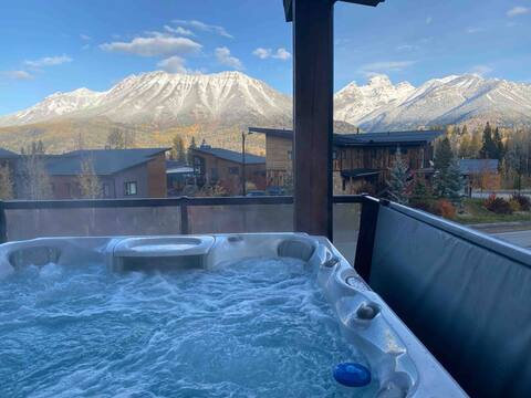 Luxury 4 BDR Home | Hot tub | Amazing Fireplace!