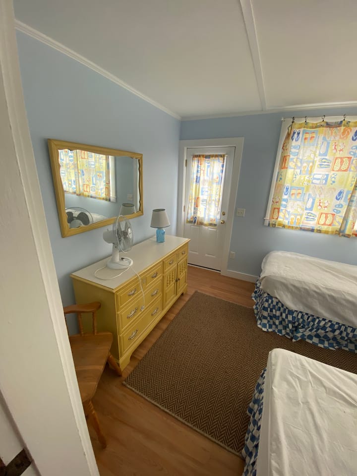 سريرين صغيرين وكامل الحجم 