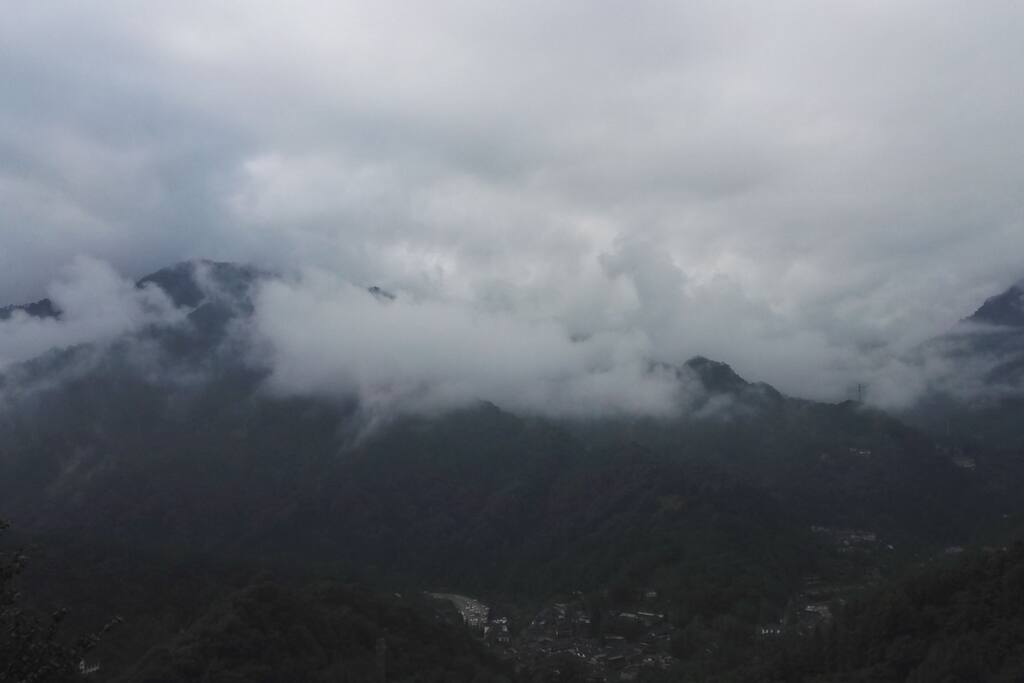 阔景大阳台上远观云雾群山