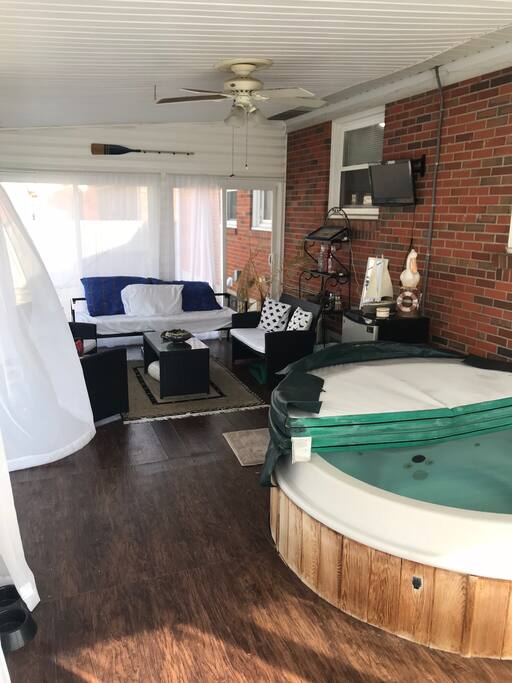 Fully screened sunroom with daybed