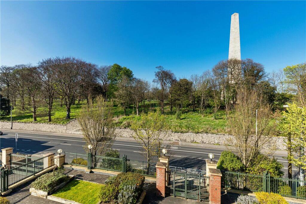The monument which gives our building it's name "The Wellington". The green gates are the entance to the secure "Riverpark Apartments" complex .
