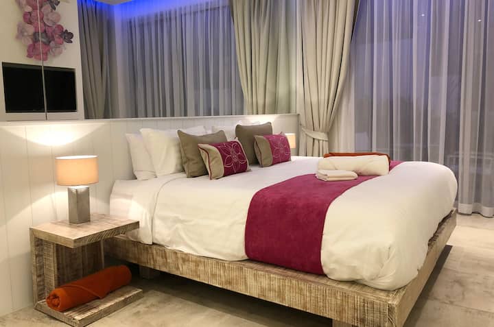 Të gjitha dhomat e gjumit kanë të njëjtat ambiente. Banja brenda në suitë, shtroja krevati luksoze, ajër i kondicionuar i heshtur, ventilator tavani, televizorë të mëdhenj me filma ndërkombëtarë, kanale sportive dhe lajmesh, plus një ballkon ose tarracë private