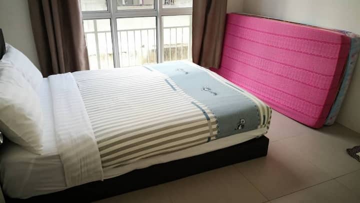 Главна спална соба (1 брачен кревет (широк 150-179 см) + 2 душека на единечен кат)