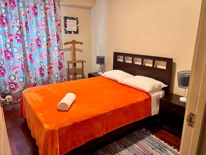 第二间客房配有全尺寸床、衣柜和防噪音窗户。