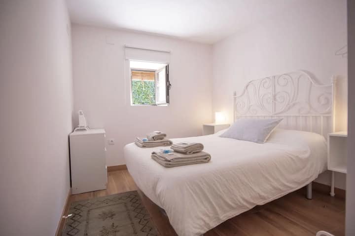 Dormitorio principal con cama doble