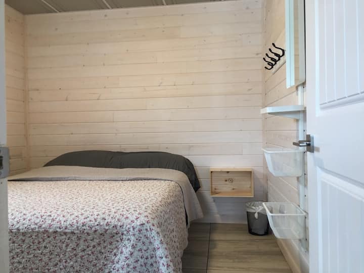 1 chambre au rez-de -chaussée, lit queen