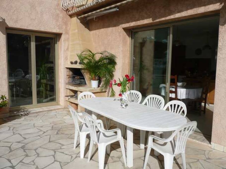 La terrasse Sud-Ouest de 30m2 avec barbecue, vue dominante à 180°