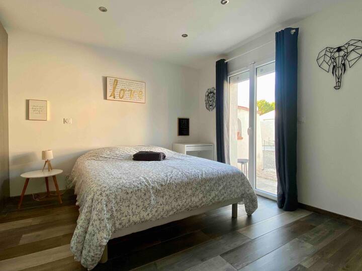 Მთავარი აპარტამენტი 2, რომელიც გადაჰყურებს უკანა ბაღს - საძინებელი 2 და დამხმარე საშხაპე ოთახი (ერთი ვანა-ტუალეტი)