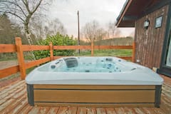 The+Drey%3B+Luxury+Holiday+Cabin+With+Hot+Tub+%26+Fire
