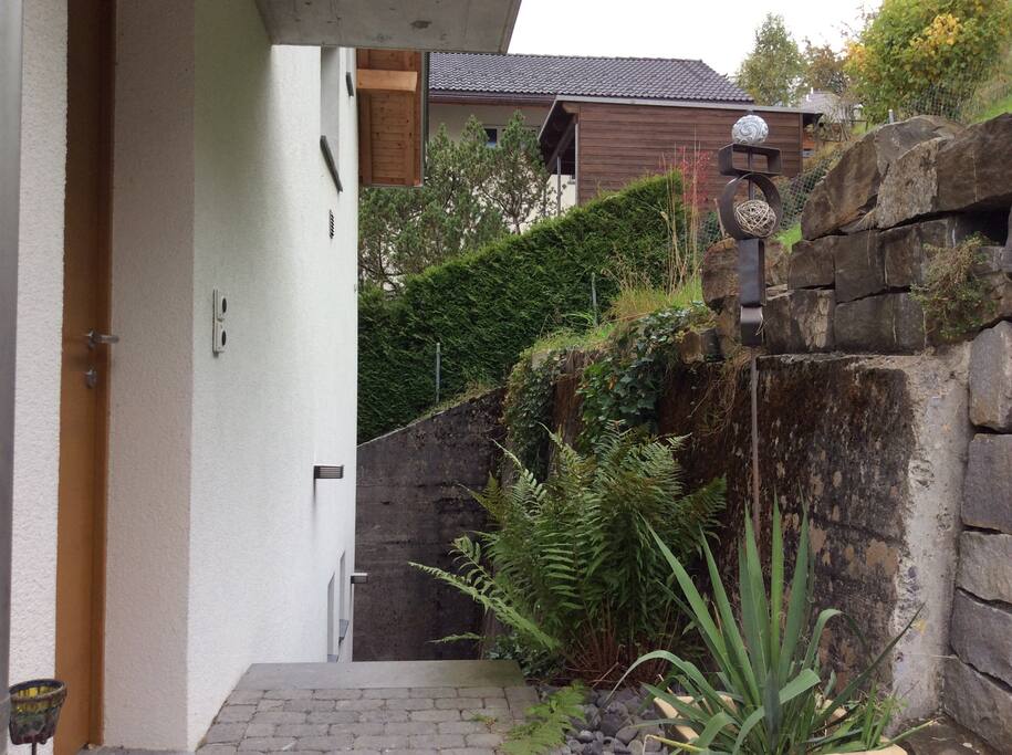 Der Eingang über eine Aussentreppe direkt zur Wohnung