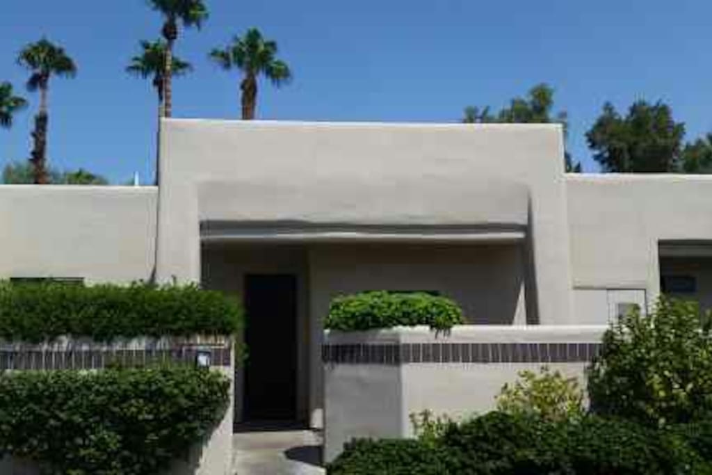 Palm Springs area large 2 bedroom 2 bathroom Condo seasonal rental on Golf Course