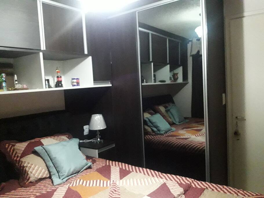 quarto guarda roupa com porta de correr e espelho