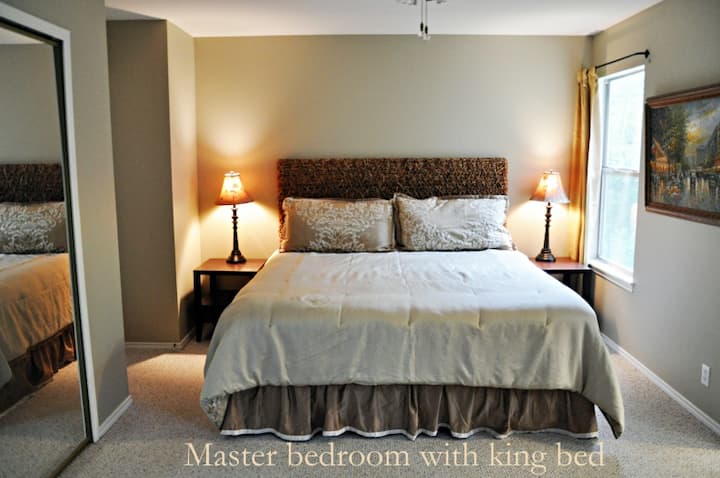 Მთავარი საძინებელი დიდი საწოლით და ტბის ხედებით