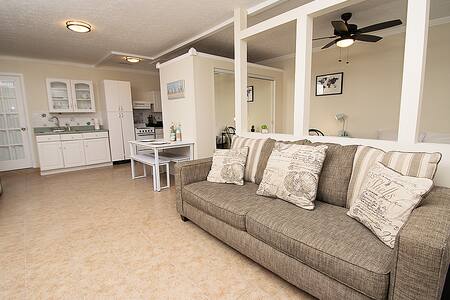 🔸Fully Equipped, Sanitized Suite w/ Washer+Dryer