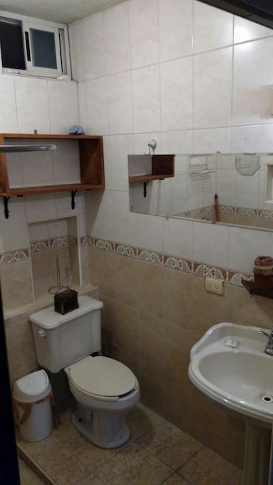 baño privado. agua caliente las 24 horas.