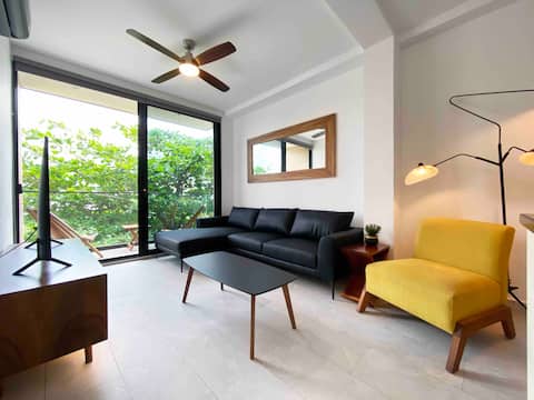 Large & modern 1 bedroom King w/Pool - Free bikes!